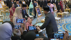 Presiden Prabowo Subianto memberikan gelar Pahlawan Nasional kepada Presiden ke-4 RI Abdurrahman Wahid atau Gus Dur melalui Presiden ke-4 RI Abdurrahman Wahid atau Gus Dur, pada Senin, 10/11/2025 hari ini. | Dok Sekretariat Presiden