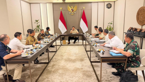 Presiden Prabowo Subianto menggelar rapat khusus di Pangkalan Udara Halim Perdanakusuma, Jakarta, pada Selasa, 11/11/2025. | Dok Setpres RI