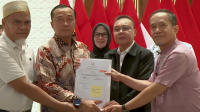 Presiden Prabowo Subianto menetapkan surat pemberian rehabilitasi untuk dua guru SMAN Luwu Utara Drs. Rasnal, M.Pd dan Drs Abdul Muis Muharram buntu dari perkara dugaan kasus pungutan dana komite sekolah di Jakarta, pada Kamis, 13/11/2025 dini hari. | YouTube Sekretariat Presiden