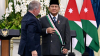 Presiden Republik Indonesia Prabowo Subianto menerima penghargaan “The Bejewelled Grand Cordon of Al Nahda (Order of the Renaissance)” dari Raja Kerajaan Yordania Hasyimiah, Raja Abdullah II ibn Al Hussein, di Istana Merdeka, Jakarta, pada Jumat, 14 November 2025 | Dok BPMI Setpres/Cahyo