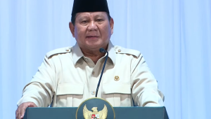 Presiden Prabowo Subianto saat peluncuran program penyediaan interactive flat panel (IFP) atau smartboard di SMPN 4 Bekasi, Jawa Barat, Senin, 17/11/2025 | YouTube Sekretariat Presiden