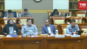 Wakil Menteri Hukum (Wamenkum) Edward Omar Sharif Hiariej atau Eddy Hiariej (kedua dari kanan) dalam rapat kerja (raker) dengan Komisi III DPR RI, di Kompleks Parlemen, Senayan, Jakarta, Senin, 24/11/2025 | YouTube TVR Parlemen