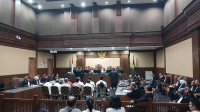 11 tersangka pengadaan fikti PT Telkom saat mendengarkan dakwaan penuntut umum di Pengadilan Tipikor Jakarta, Senin, 24/11/2025 | Syahrul Baihaqi/Forum Keadilan