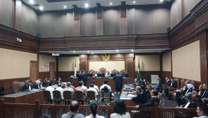 11 tersangka pengadaan fikti PT Telkom saat mendengarkan dakwaan penuntut umum di Pengadilan Tipikor Jakarta, Senin, 24/11/2025 | Syahrul Baihaqi/Forum Keadilan