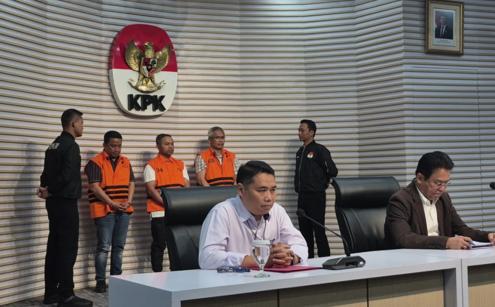 Gubernur Riau dan Skema Jatah Preman: Dana Rp7 Miliar Disamarkan Jadi 7 Batang