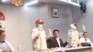 Rp1,6 Miliar yang Disita dari OTT Gubernur Riau Abdul Wahid yang disebut sebagai sisa uang pemerasan dipamerkan dalam konferensi pers kasus Gubernur Riau di Gedung KPK, Jakarta Selatan, Rabu, 5/11/2025 | Muhammad Reza/Forum Keadilan