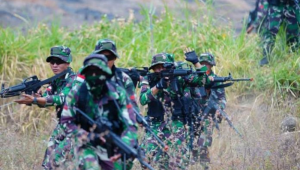 Prajurit TNI AD saat melakukan latihan pertempuran | Dok. Puspen TNI