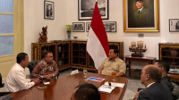 Presiden Prabowo Subianto melakukan pertemuan dengan Wakil Ketua DPR RI Sufmi Dasco Ahmad, Menkeu Purbaya Yudhi Sadewaj hingga jajaran menteri lain di Istana Merdeka, Jakarta, Rabu, 5/11/2025 malam | Instagram @sekretariat.kabinet