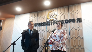 Ketua DPR RI Puan Maharani (kanan) bersama Wakil Ketua DPR RI Saan Mustofa (kiri) di Kompleks Parlemen, Senayan, Jakarta, Selasa, 18/11/2025 | Novia Suhari/Forum Keadilan
