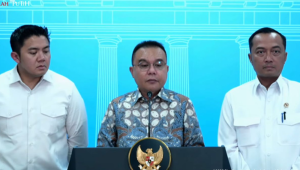 Wakil Ketua DPR RI Sufmi Dasco Ahmad (tengah) bersama Sekretaris Kabinet Teddy Indra Wijaya (kiri) dan Menteri Sekretaris Negara (Mensesneg) Prasetyo Hadi (kanan) dalam konferensi pers di Istana, Selasa, 25/11/2025 | YouTube Sekretariat Presiden