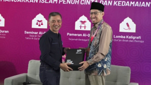 Kasubdit Bina Paham Keagamaan Kementerian Agama (Kemenag) Dedi Slamet Riyadi (kiri) di Acara 100 Tahun Jamaah Ahmadiyah Indonesia di Tangerang, Sabtu, 8/11/2025 | Muhammad Reza/Forum Keadilan