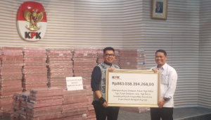 Plt Deputi Penindakan dan Eksekusi KPK Asep Guntur Rahayu dan Direktur Utama PT Taspen Persero Rony Hanityo Aprianto, di Gedung Merah Putih KPK, Jakarta, Kamis, 20/11/2025 | Muhammad Reza/Forum Keadilan