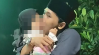 Pendakwah Elham Yahya Luqman atau Gus Elham mencium anak perempuan | Ist