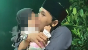 Pendakwah Elham Yahya Luqman atau Gus Elham mencium anak perempuan | Ist