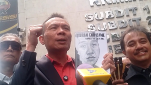 Rismon Sianipar di Polda Metro Jaya, Jakarta, Rabu, 13/11/2025 | Muhammad Reza/Forum Keadilan