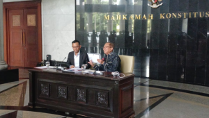 Hakim Konstitusi Arsul Sani saat menunjukkan ijazah doktoral asli di Gedung MK, Senin, 17/11/2025 | Syahrul Baihaqi/Forum Keadilan