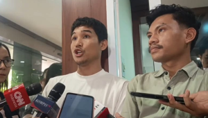 Anggota Aliansi Masyarakat Pemantau Konstitusi (AMPK) Muhammad Rizal di Kompleks Parlemen, Senayan, Jakarta, Senin, 17/11/2025 | Novia Suhari/Forum Keadilan