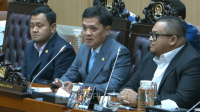 Ketua Komisi III DPR RI Habiburokhman (tengah), di Kompleks Parlemen, Senayan, Jakarta, Selasa, 18/11/2025 | Novia Suhari/Forum Keadilan