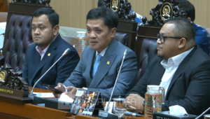 Ketua Komisi III DPR RI Habiburokhman (tengah), di Kompleks Parlemen, Senayan, Jakarta, Selasa, 18/11/2025 | Novia Suhari/Forum Keadilan