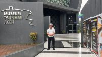 Pengamat Komunikasi Politik dan Militer dari Universitas Nasional (UNAS) Selamat Ginting saat mengunjungi Museum Tsunami Aceh | Dok. Selamat Ginting