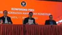 Hakim Konstitusi I Dewa Gede Palguna (tengah) dalam konferensi pers di Gedung Mahkamah Konstitusi (MK), Kamis, 11/12/2025 | Syahrul Baihaqi/Forum Keadilan