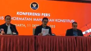 Hakim Konstitusi I Dewa Gede Palguna (tengah) dalam konferensi pers di Gedung Mahkamah Konstitusi (MK), Kamis, 11/12/2025 | Syahrul Baihaqi/Forum Keadilan