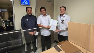 Kejaksaan Agung (Kejagung) menyerahkan Kepala Seksi Perdata dan Tata Usaha Negara (Kasi Datun) dari Kejaksaan Negeri Hulu Sungai Utara (HSU) berinisial TAR ke Komisi Pemberantasan Korupsi (KPK), Senin, 22/12/2025 | Ist