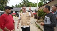 Kepala BAGUNA PDI Perjuangan DKI Jakarta Hardiyanto Kenneth saat meninjau lokasi bencana di Tapanuli Tengah, Sumatra Utara | Ist