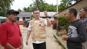 Kepala BAGUNA PDI Perjuangan DKI Jakarta Hardiyanto Kenneth saat meninjau lokasi bencana di Tapanuli Tengah, Sumatra Utara | Ist