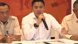 Sekretaris Kabinet (Seskab) Teddy Indra Wijaya dalam Konferensi Pers Perkembangan Penanggulangan Bencana Sumatra, Jumat, 19/12/2025 | YouTube Sekretariat Presiden