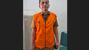 Kepala Dinas Sosial dan Pemerintahan Masyarakat Daerah Kabupaten Samosir Fitri Agust Karokaro usai ditetapkan sebagai tersangka kasus dugaan korupsi dana bantuan untuk korban bencana banjir bandang di Kabupaten Semosir tahun 2024 | Dok. Kejari Kabupaten Samosir