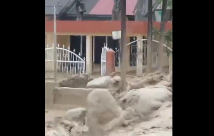 Maninjau Sumbar Kembali Diterjang Banjir Bandang