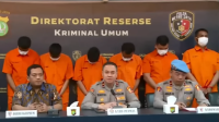 Enam anggota satuan layanan markas (Yanma) Mabes Polri tersangka dalam peristiwa pengeroyokan yang mengakibatkan dua debt collector atau mata elang (matel) meninggal dunia di Kalibata, Jakarta Selatan ditampilkan dalam konferensi pers di Polda Metro Jaya, Jakarta, Jumat, 12/12/2025 | Ist