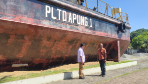 Wartawan senior Selamat Ginting (kiri) bersama Koordinator Museum PLTD Apung Agus Aryanto (kanan) di Museum Kapal Apung atau PLTD Apung, Banda Aceh, Sabtu, 28/11/2025 pagi | Selamat Ginting/Forum Keadilan