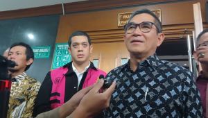 Kuasa hukum Muhammad Kerry Adrianto Riza, Hamdan Zoelva, di Pengadilan Tipikor Jakarta, Selasa, 16/12/2025 | Syahrul Baihaqi/Forum Keadilan