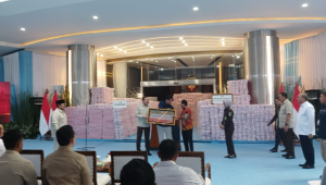 Jaksa Agung ST Burhanuddin menyerahkan uang Rp6,6 triliun kepada Presiden Prabowo Subianto di Gedung Jampidsus Kejagung, Rabu, 24/12/2025 | Syahrul Baihaqi/Forum Keadilan