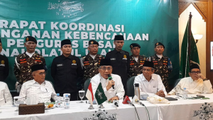 Ketua Umum PBNU Yahya Cholil Staquf atau Gus Yahya (tengah) didampingi jajaran PBNU, di Kantor Pusat PBNU, Jakarta, Kamis, 11/12/2025 | Novia Suhari/Forum Keadilan