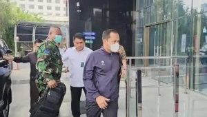 Kasi Perdata dan Tata Usaha Negara (Datun) Kejari Hulu Sungai Utara Taruna Fariadi (TAR) tiba di Gedung KPK, Senin, 22/12/2025 | Ist