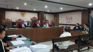 Direktur PT Paramitra Mulia Langgeng (PML) Djunaidi Nur dan staffnya Aditya Simaputra di sidang pembacaan tuntutan di Pengadilan Tipikor Jakarta, Senin, 22/12/2025 | Syahrul Baihaqi/Forum Keadilan