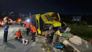 Salah satu armada Perusahaan Otobus (PO) Cahaya Trans mengalami kecelakaan maut di ruas tol simpang susun Krapyak, Semarang, Jawa Tengah pada Senin, 22/12/2025 dini hari | Ist