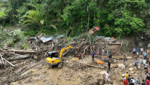 Upaya pencarian korban hilang dan pembukaan akses jalan menggunakan alat berat di Kecamatan Palembayan, Kabupaten Agam, Sumatera Barat, Minggu, 30/11/2025. | Dok BNPB