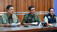 Kepala Badan Nasional Penanggulangan Bencana (BNPB) Letjen TNI Suharyanto saat menyampaikan perkembangan penanganan bencana hidrometeorologi yang melanda Provinsi Sumatera Utara, Aceh dan Sumatra Barat dalam konferensi pers dari Bandara Silangit, Tapanuli Utara, Sumatra Utara, Sabtu, 29/11 sore. | Dok BNPB