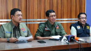 Kepala Badan Nasional Penanggulangan Bencana (BNPB) Letjen TNI Suharyanto saat menyampaikan perkembangan penanganan bencana hidrometeorologi yang melanda Provinsi Sumatera Utara, Aceh dan Sumatra Barat dalam konferensi pers dari Bandara Silangit, Tapanuli Utara, Sumatra Utara, Sabtu, 29/11 sore. | Dok BNPB