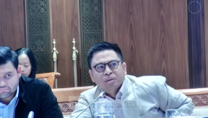 Anggota Komisi I DPR RI, Endipat Wijaya, dalam Rapat Kerja Komisi I dengan Menkomdigi Meutya Hafid di DPR, Senayan, Jakarta, mengutip, pada Senin, 8/12/2025. | YouTube TVR Parlemen