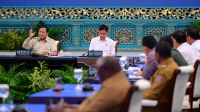 Presiden RI Prabowo Subianto saat memberi pengarahan dalam rapat percepatan pembangunan Papua di Istana Negara, Jakarta, Selasa, 16/12/2025. | Dok BPMI Setpres/Muchlis Jr