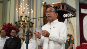 Menteri Koordinator Bidang Pembangunan Manusia dan Kebudayaan (Menko PMK), Pratikno, saat Misa Malam Natal di Gereja Katedral dan Gereja Immanuel, Jakarta Pusat, pada Rabu, 24/12/2025. | Dok Kemenko PMK
