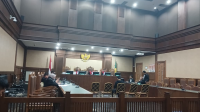 Bekas Panitera PN Jakut Wahyu Gunawan saat mendengarkan pembacaan putusan di Pengadilan Tipikor Jakarta, Rabu, 3/12/2025, malam | Syahrul Baihaqi/Forum Keadilan