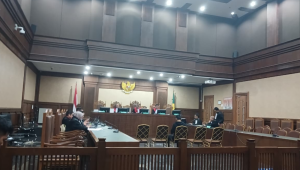 Bekas Panitera PN Jakut Wahyu Gunawan saat mendengarkan pembacaan putusan di Pengadilan Tipikor Jakarta, Rabu, 3/12/2025, malam | Syahrul Baihaqi/Forum Keadilan