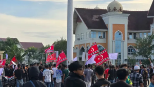 Sejumlah masyarakat Aceh menuntut penetapan status bencana nasional dengan mengibarkan bendera Gerakan Aceh Merdeka (GAM) | Ist