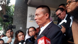 Rismon Sianipar di Polda Metro Jaya, Jakarta, Senin, 15/12/2025 | Muhammad Reza/Forum Keadilan